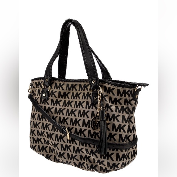 Michael Kors logo canvas tote bag with zip top closure. Great used condition. ๐ค - Picture 6 of 6